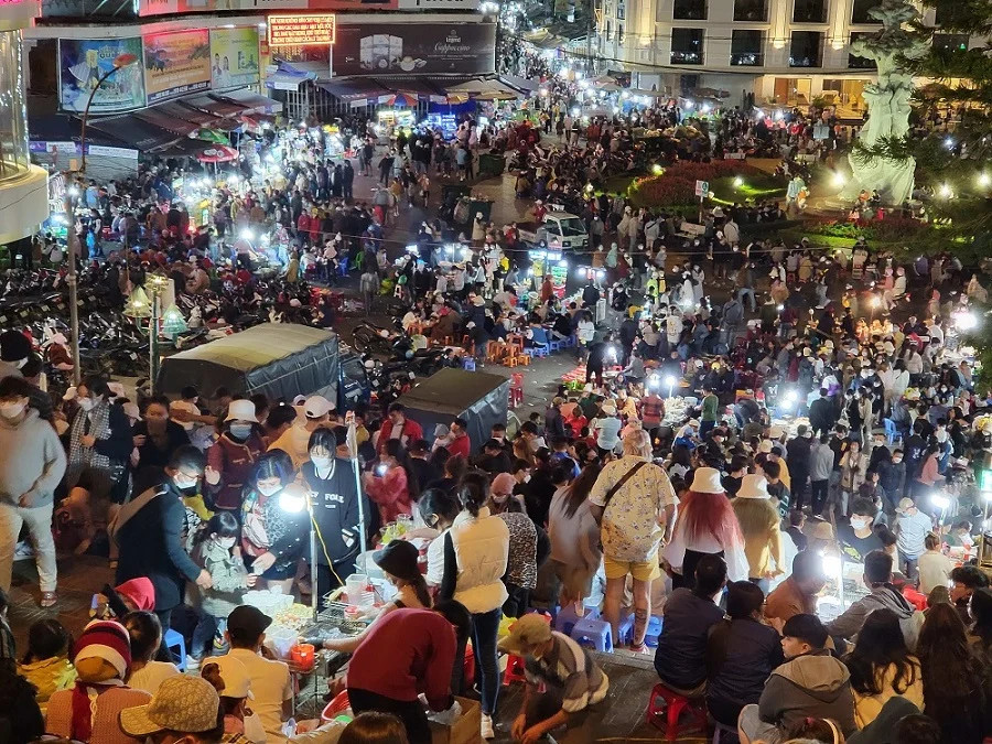 Chợ đêm Đà Lạt với các gian hàng sầm uất