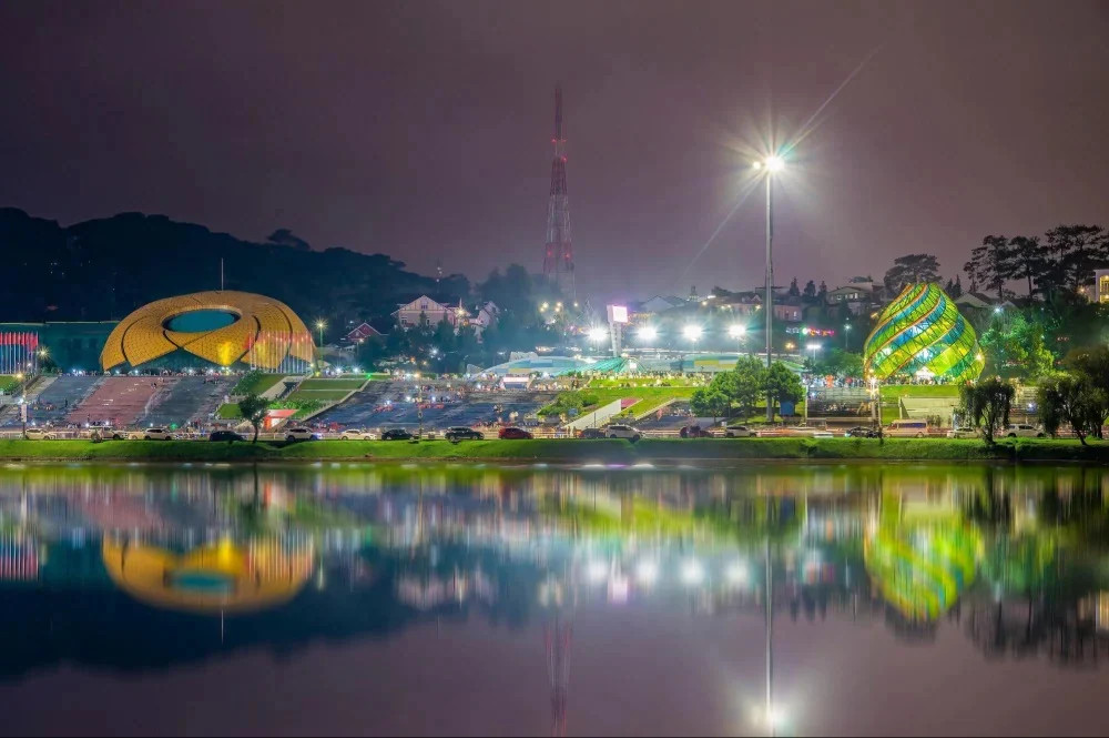 Quảng trường Lâm Viên về đêm với đài phun nước