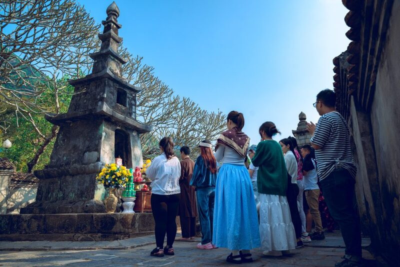 Du khách nô nức tham gia lễ hội Yên Tử vào mùa xuân, tập trung đông đảo ở các lối đi dẫn lên chùa