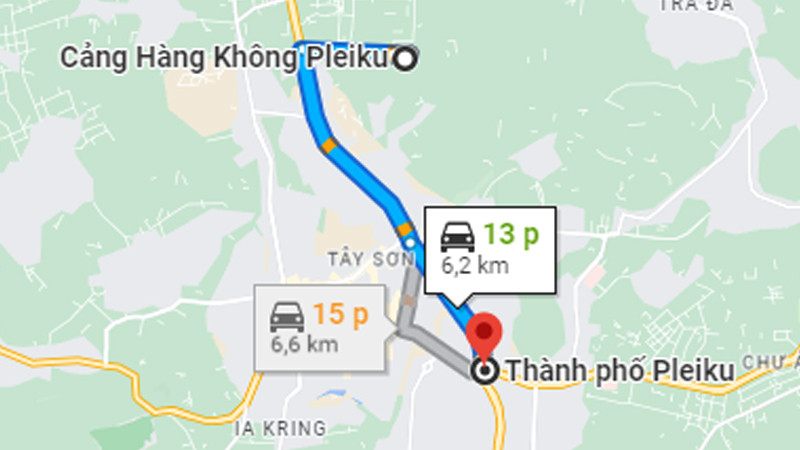 Các phương tiện chờ đón khách tại sân bay Pleiku, đảm bảo thời gian di chuyển về trung tâm chỉ khoảng 13 - 15 phút