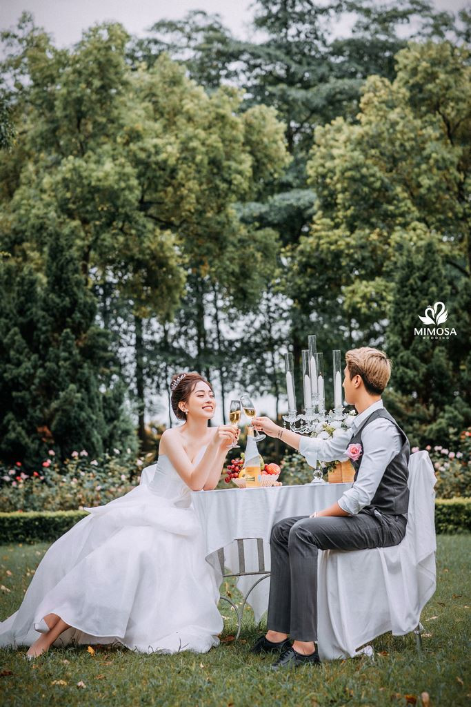 Cặp đôi trẻ hạnh phúc nắm tay nhau đi dạo trên bãi biển