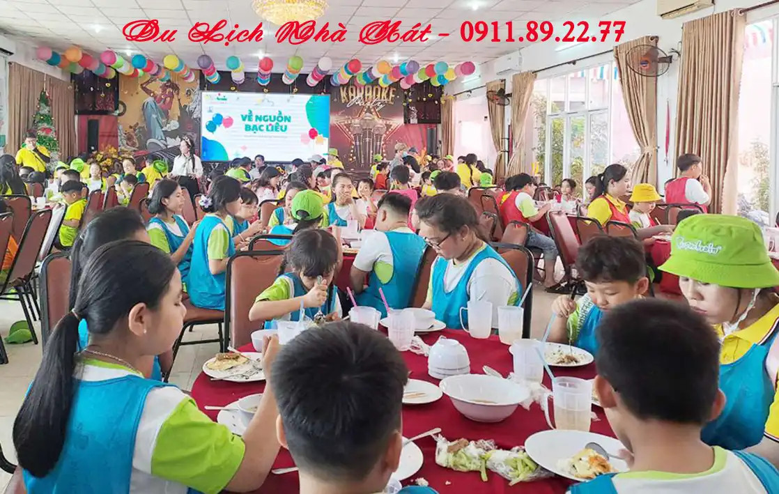 Một nhóm du khách đang vui vẻ chụp ảnh lưu niệm tại Khu Du Lịch Nhà Mát