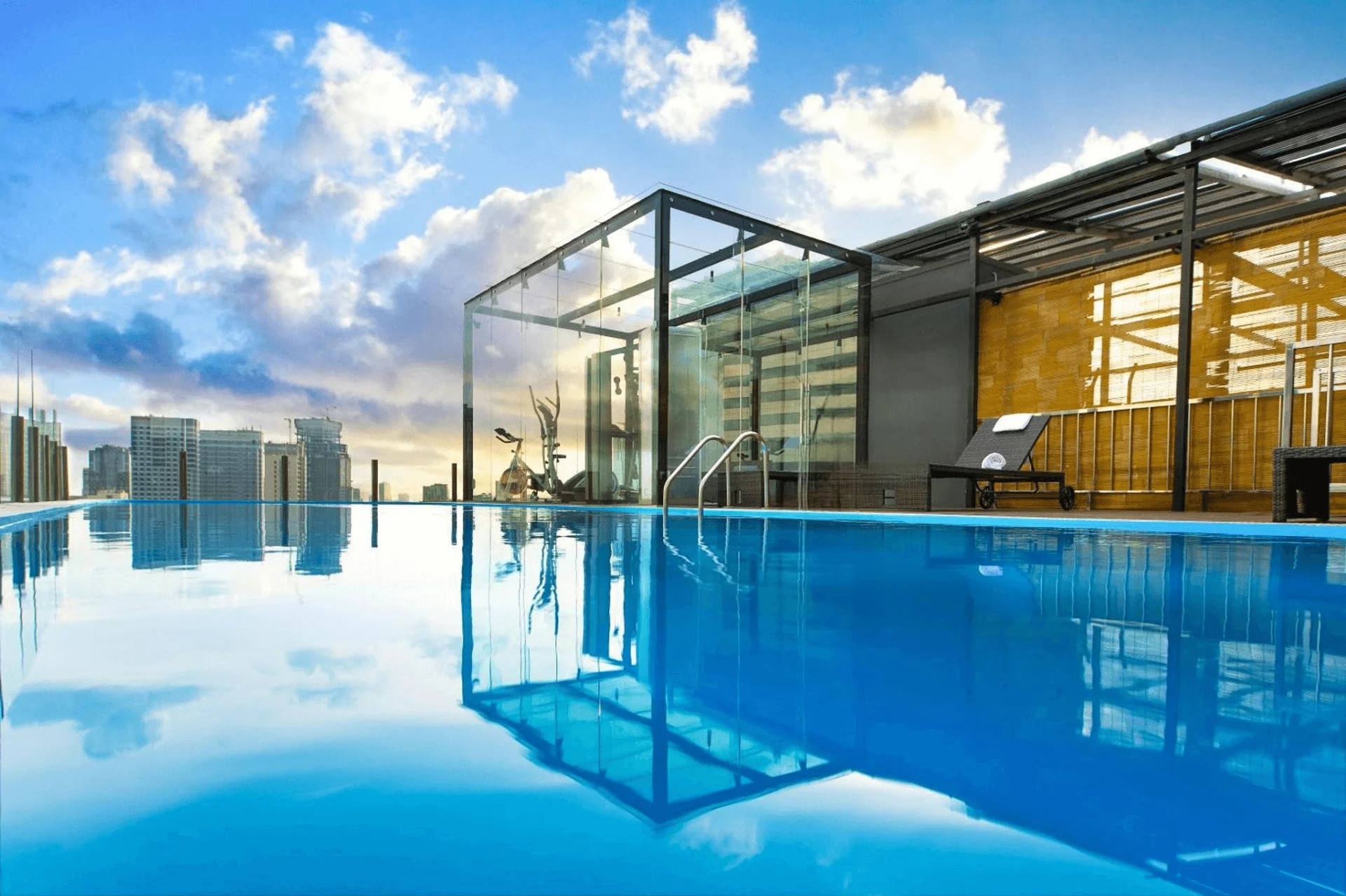 Hồ bơi sân thượng tuyệt đẹp của Bay Hotel Ho Chi Minh nhìn ra toàn cảnh thành phố.