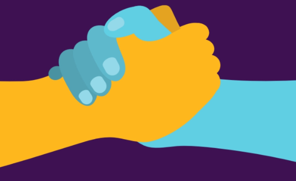 Một bó hoa hồng trắng đặt trên mặt bàn gỗ với một chiếc nơ nhỏ, tượng trưng cho hành động tặng quà để mở lòng