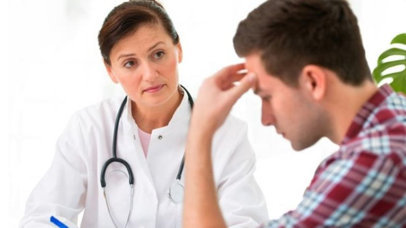 Người phụ nữ cung Thần Nông trong vai trò nghiên cứu, thể hiện sự tỉ mỉ và khao khát tìm tòi