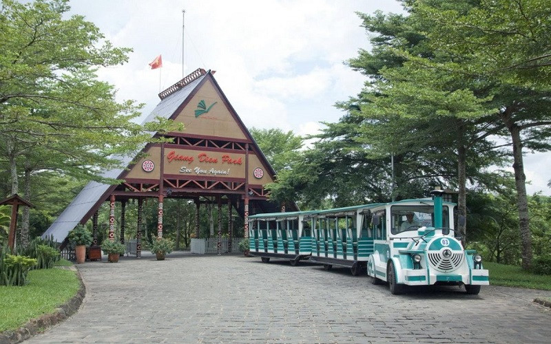 Thác Giang Điền được nhiều du khách lựa chọn làm nơi cắm trại qua đêm