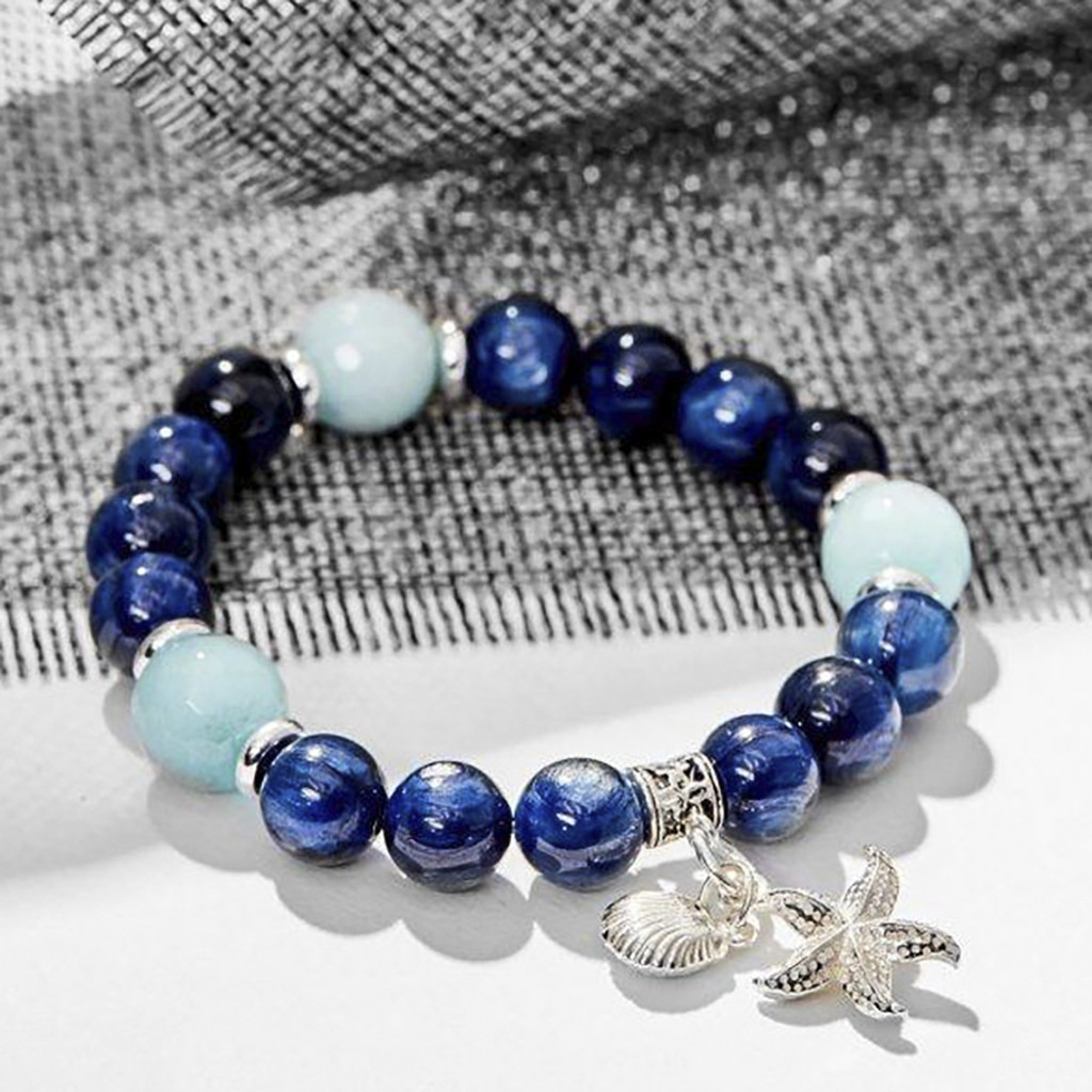 Kiểu vòng tay cho nữ được làm từ chất liệu đá Sapphire xanh kết hợp cùng một số chi tiết bạc để tạo điểm nhấn.