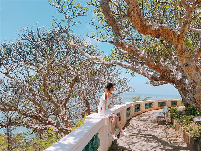 Đài Vọng Cảnh, nơi du khách có thể ngắm nhìn toàn cảnh biển Vũng Tàu và các danh thắng