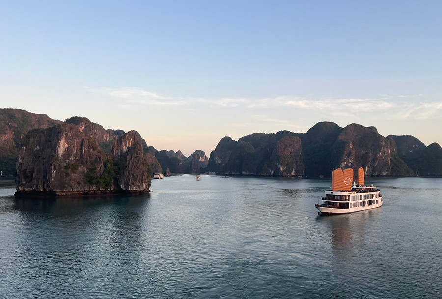 Vịnh Hạ Long với những đảo đá vôi hùng vĩ và làn nước xanh ngọc bích