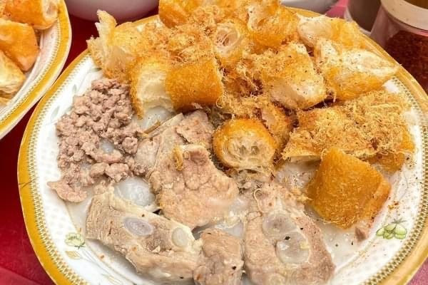 Cháo gà tại Hương Food, một địa chỉ ẩm thực vặt được yêu thích