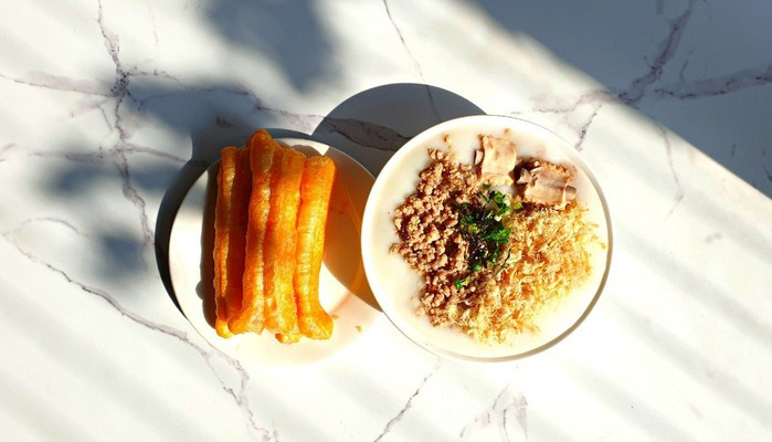 Cháo sườn sụn và cháo thịt băm tại Cháo Nguyễn Loan ở Vinhomes Smart City