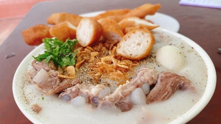 Cháo nóng hổi và súp gà thơm ngon tại Thanh Xuân