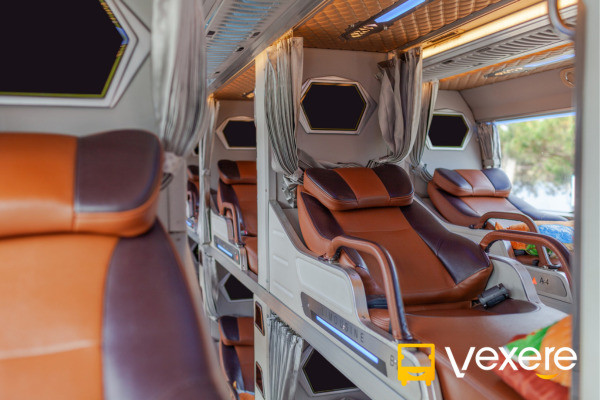 Hành khách lên xe Phúc Yên tại điểm đón ở Sài Gòn