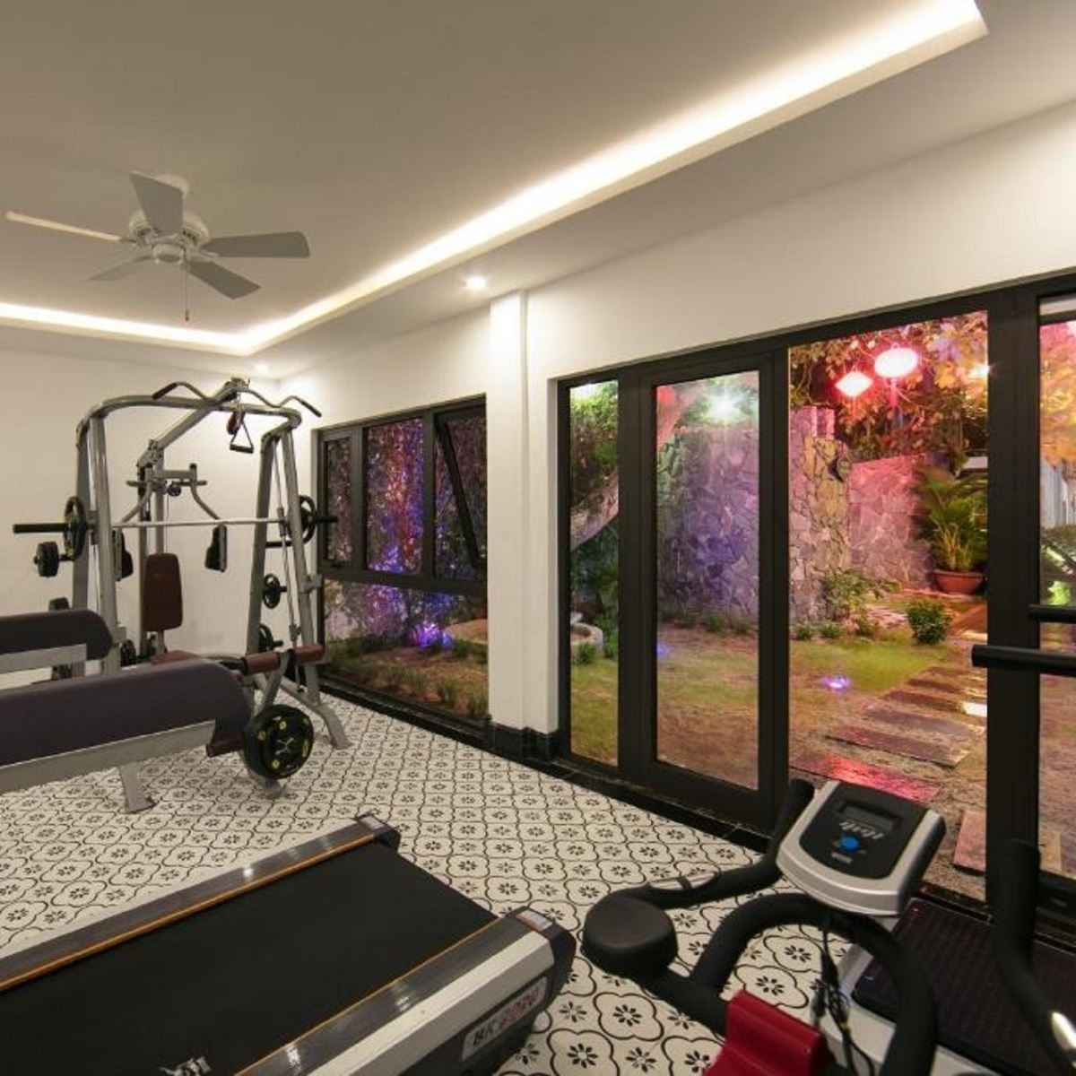 Khu vực phòng gym hiện đại với nhiều máy tập thể dục như máy chạy bộ, xe đạp, tạ, đảm bảo du khách duy trì sức khỏe trong chuyến đi