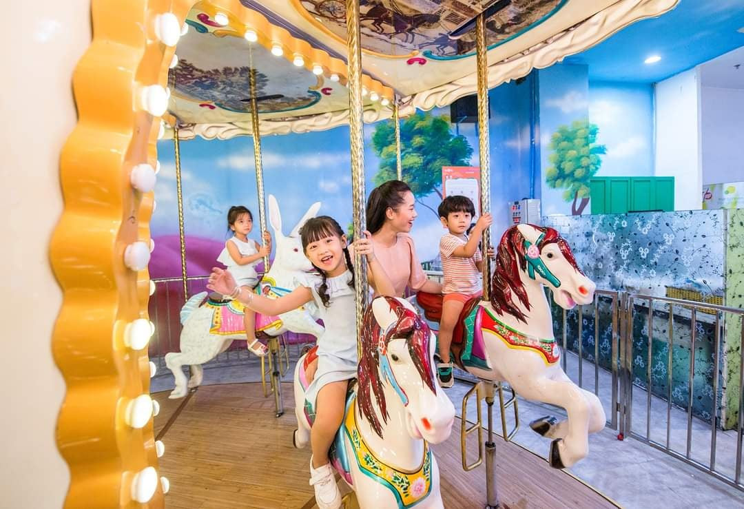 Toàn cảnh phố cổ Hà Nội với những mái nhà ngói đỏ và đường phố tấp nập