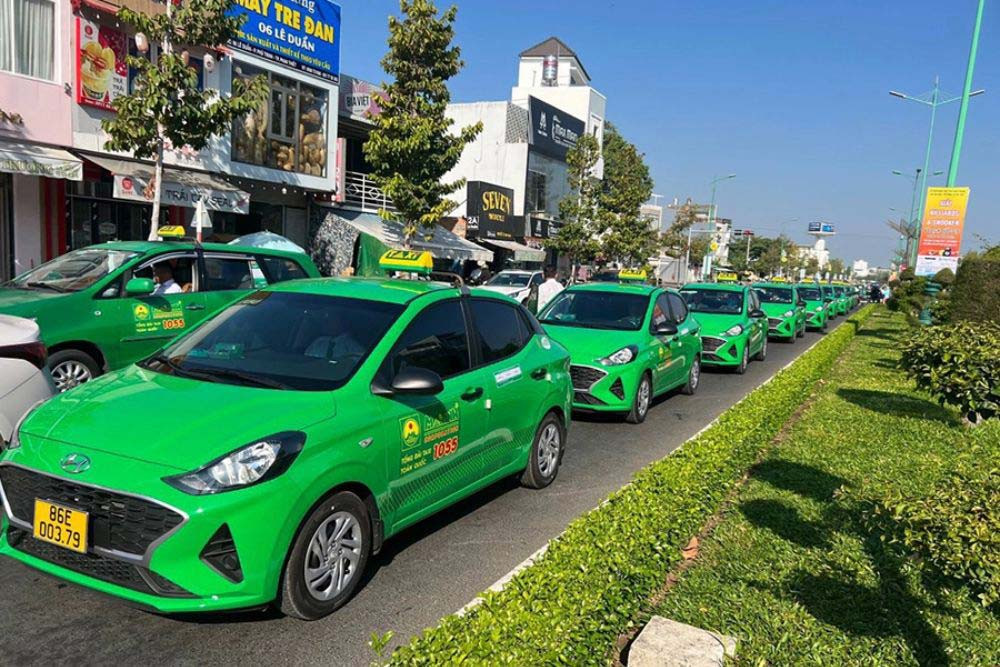 Hành khách có thể gọi tới hotline 0274.3.725.888 để đặt xe Mai Linh nhanh chóng