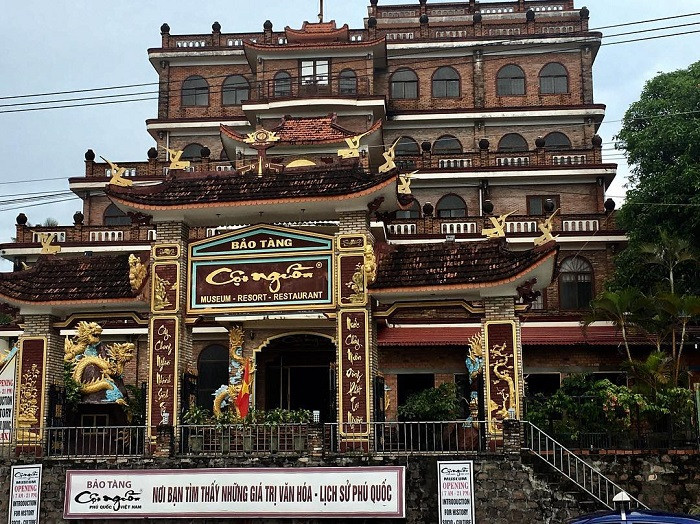 Nội thất và hiện vật trưng bày tại Bảo tàng Cội Nguồn Phú Quốc