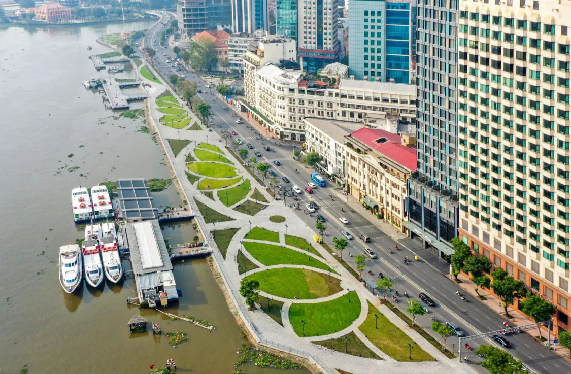 Khung cảnh Bến Bạch Đằng sôi động