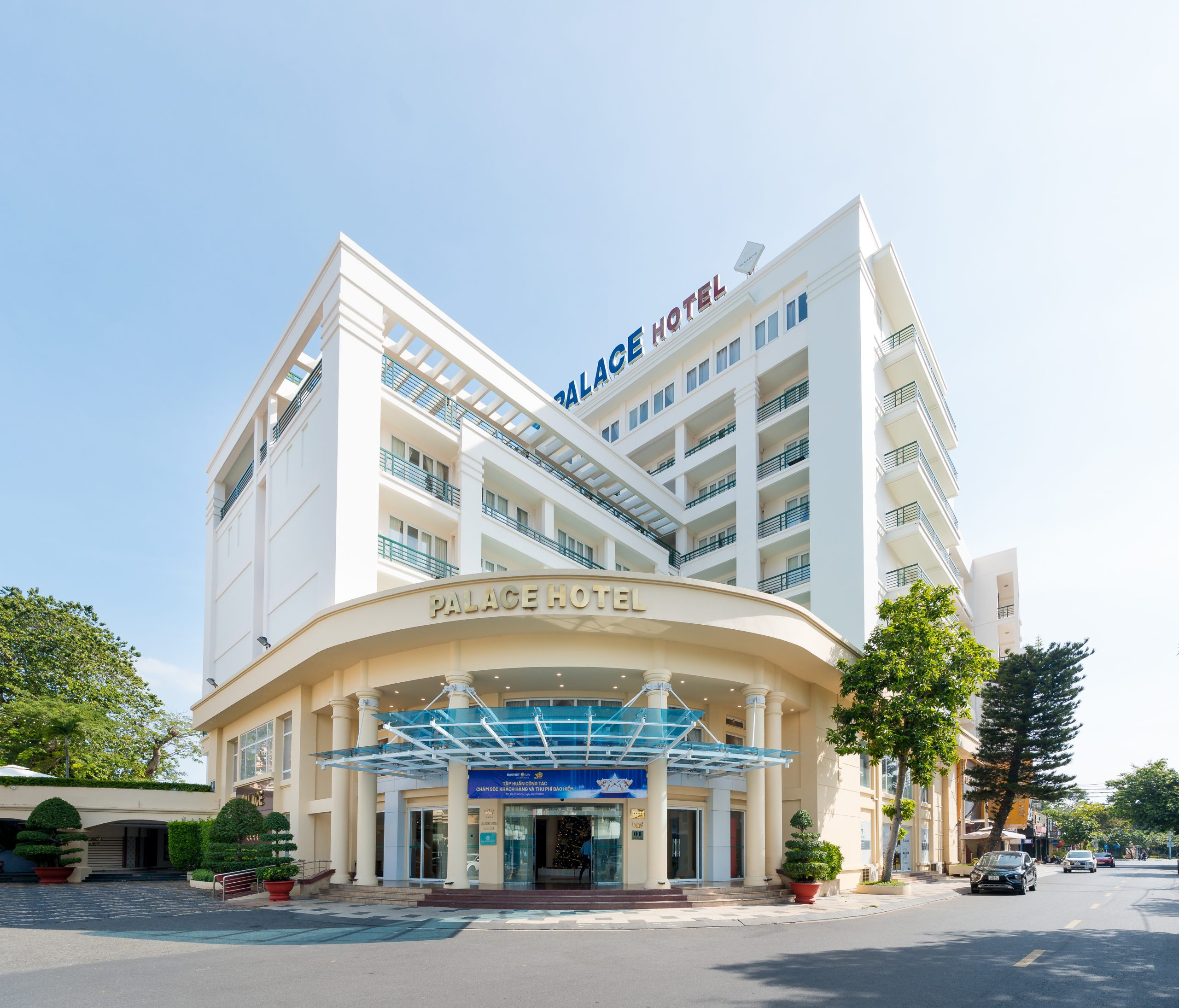 Quang cảnh phòng ngủ Superior Double với giường đôi êm ái, cửa sổ lớn đón ánh sáng tự nhiên