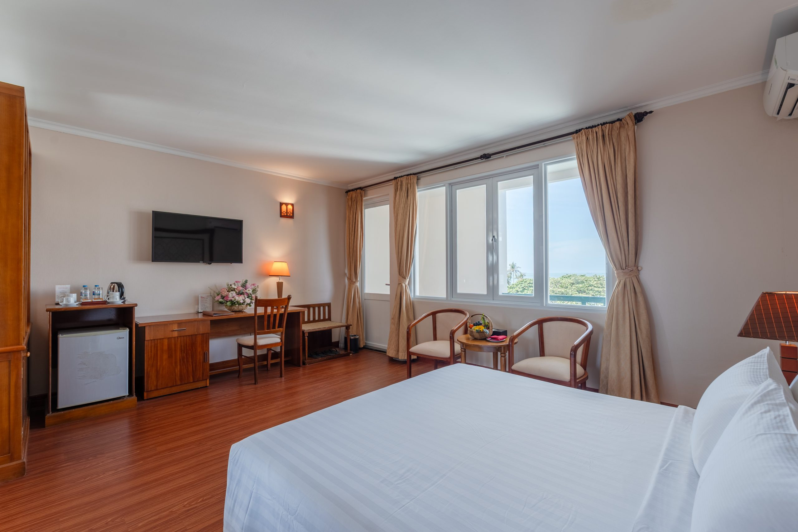 Bữa sáng buffet thịnh soạn tại nhà hàng Hòa Bình, khách sạn Palace Vũng Tàu, với nhiều món ăn Âu Á