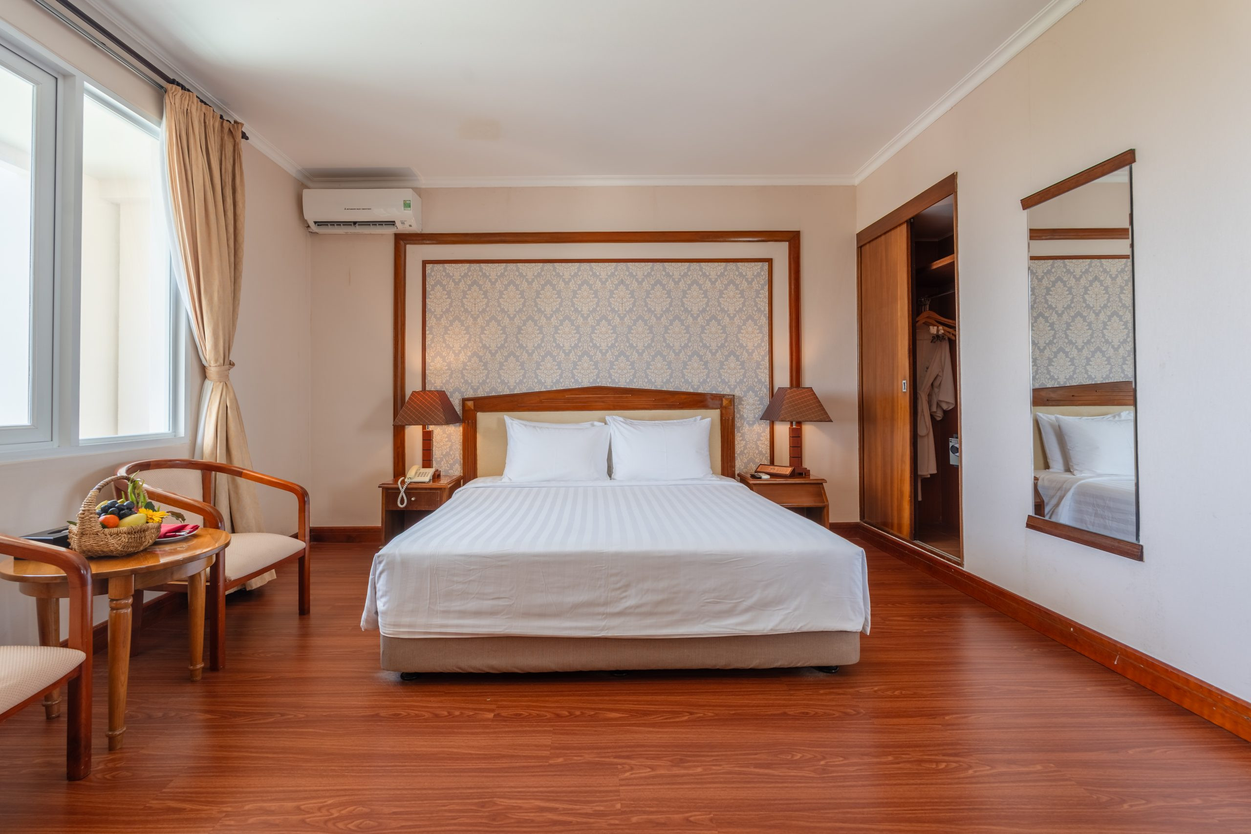 Một góc phòng khách tiện nghi của một căn hộ tại khách sạn Palace Vũng Tàu, với sofa và bàn trà hiện đại