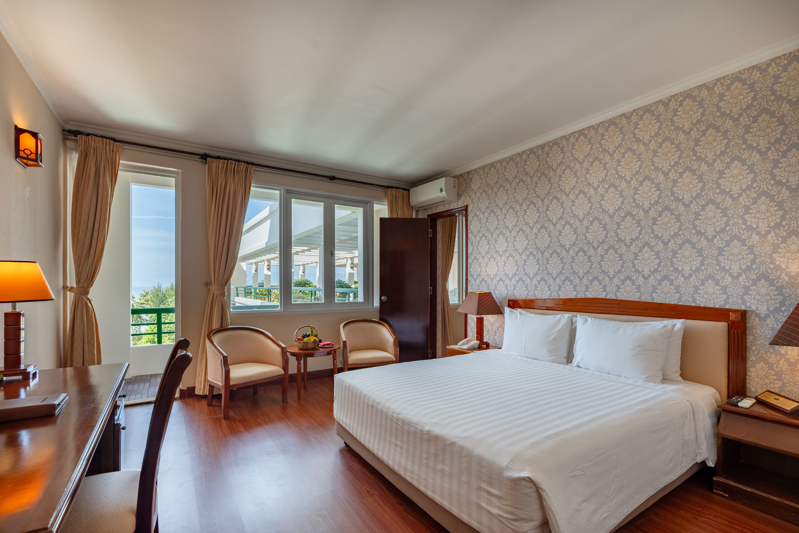 Khu vực hồ bơi ngoài trời tại khách sạn Palace Vũng Tàu, với làn nước trong xanh và ghế nghỉ thư giãn