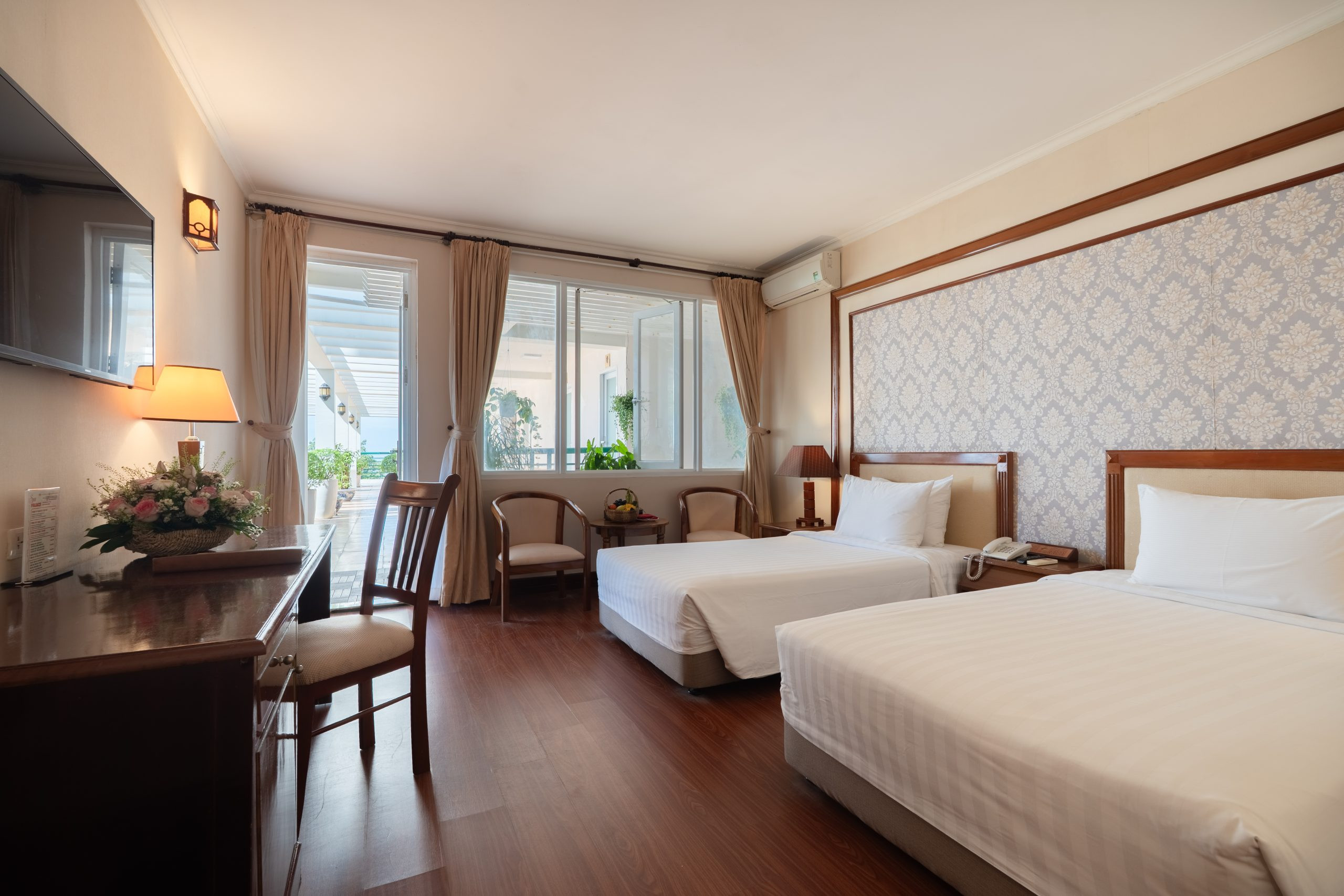 Sảnh Grand Ballroom được trang hoàng lộng lẫy, sẵn sàng cho một sự kiện trọng đại tại khách sạn Palace Vũng Tàu