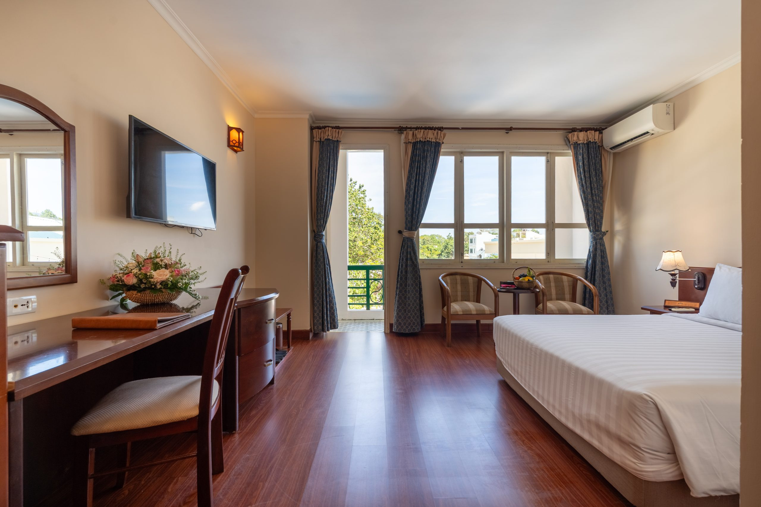 Cảnh biển Vũng Tàu từ trên cao, nhìn ra Bãi Trước và những con tàu neo đậu, gần khách sạn Palace Vũng Tàu