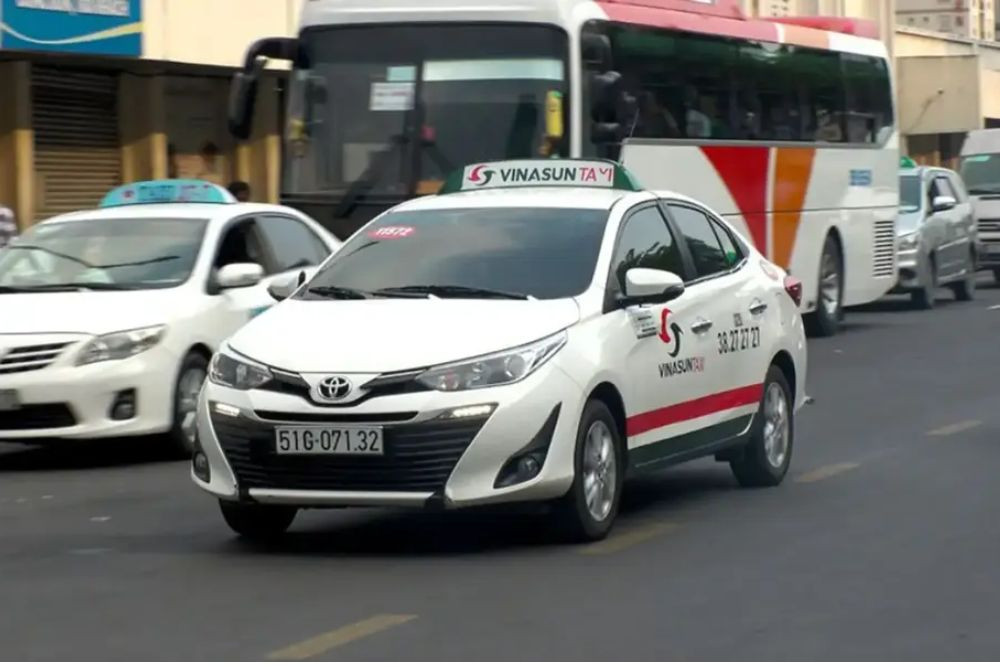 Khách hàng có thể đặt xe Vinasun bằng cách liên hệ tổng đài 0274.38.27.27.27