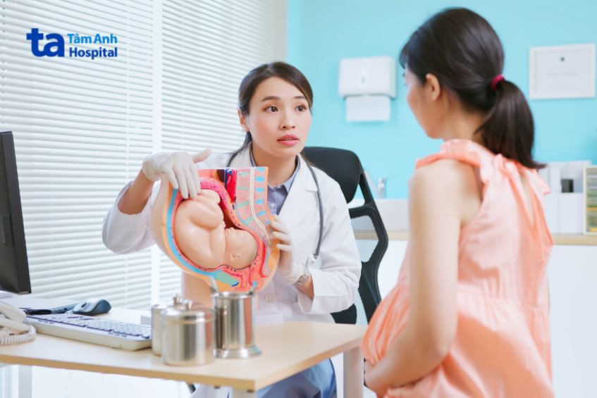 Bác sĩ hướng dẫn mẹ bầu cách chăm sóc thai kỳ và lựa chọn phương pháp sinh nở an toàn