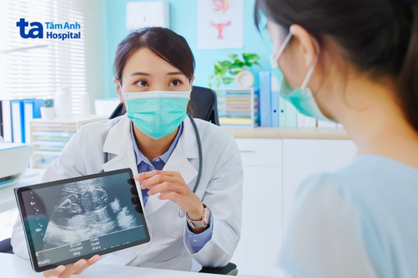 Mẹ bầu tuân thủ lịch khám định kỳ để theo dõi sức khỏe và nhận lời khuyên từ bác sĩ
