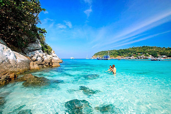 Toàn cảnh bãi biển Làng Chài với những con thuyền đánh bắt cá neo đậu ven bờ