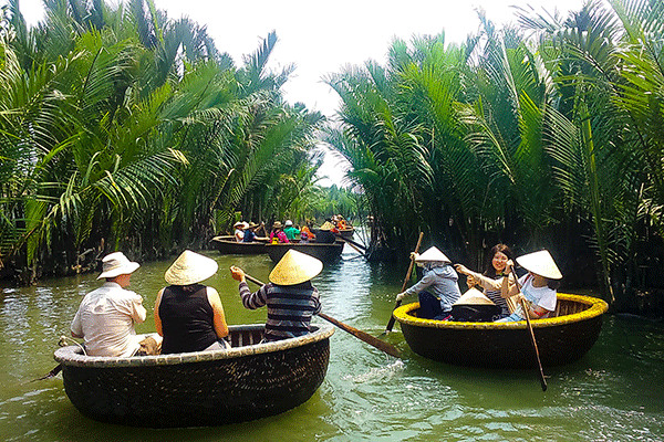 Du khách tham gia tour xe buýt khám phá làng quê, hòa mình vào thiên nhiên và cuộc sống nông thôn Việt Nam