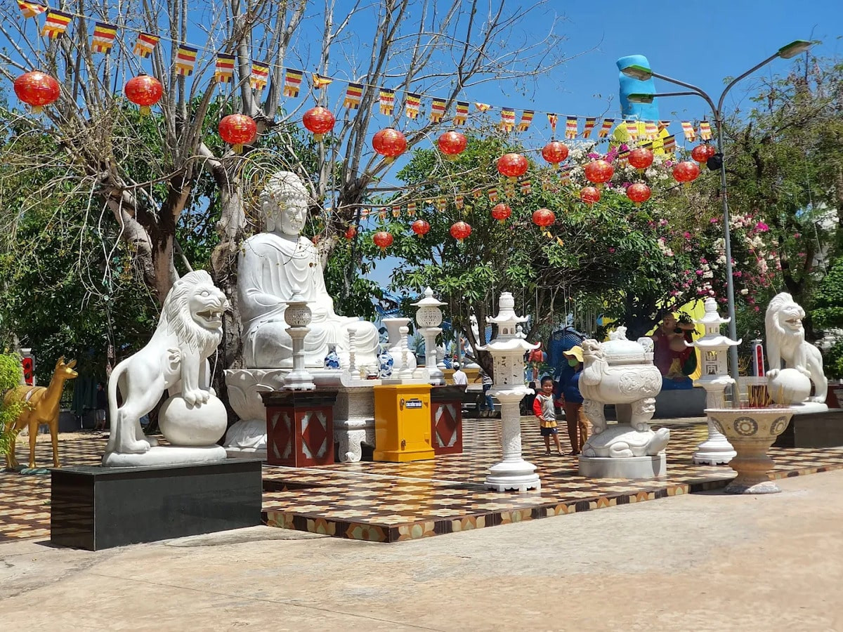 Du khách dâng hương cầu bình an tại Chùa Thái Sơn Núi Cậu Bình Dương