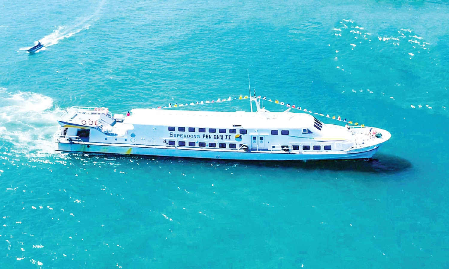 Du khách di chuyển bằng tàu biển từ Phan Thiết ra Đảo Phú Quý
