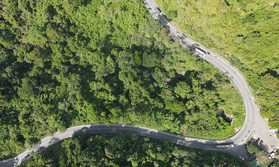 Đèo B’lao nhìn từ trên cao, uốn lượn như dải lụa