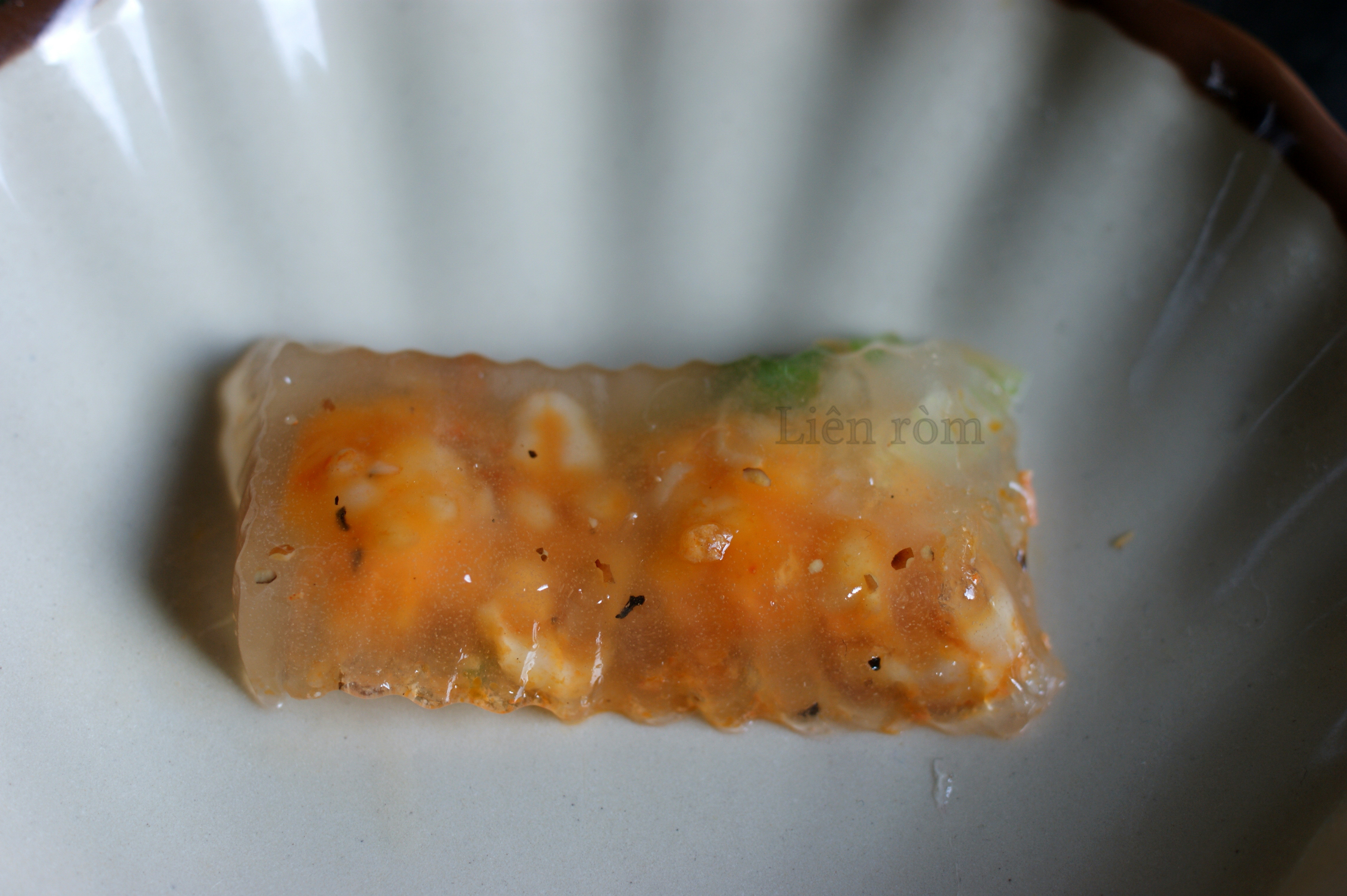 Hỗn hợp bột năng đã pha sẵn và nhân tôm đang chờ được đổ vào khuôn hấp tạo thành bánh bột lọc trần