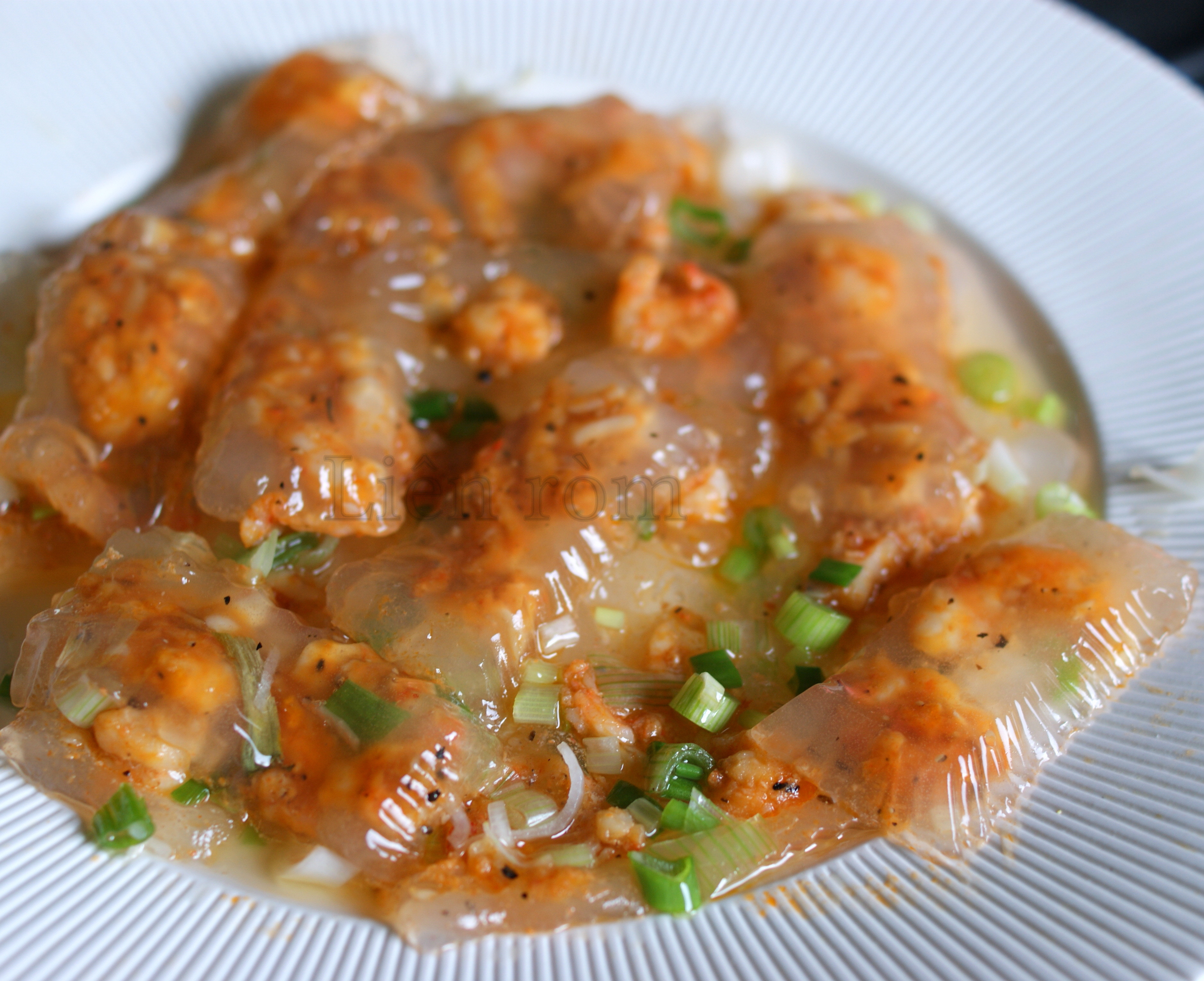 Nhân tôm được xào chín tới và đậm đà gia vị chuẩn bị cho món bánh bột lọc trần