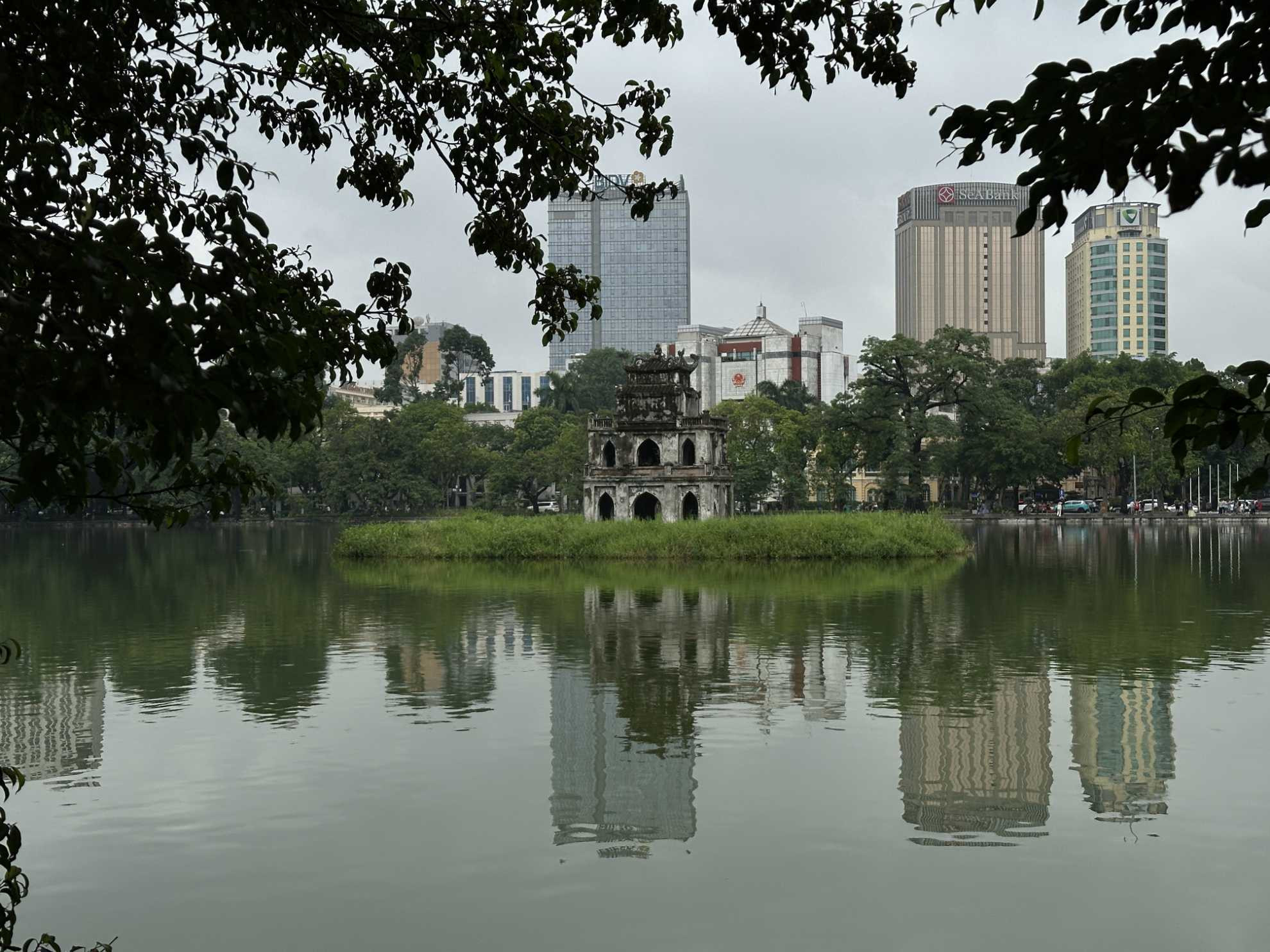 Góc nhìn bình yên Hồ Hoàn Kiếm vào một buổi sáng đẹp trời