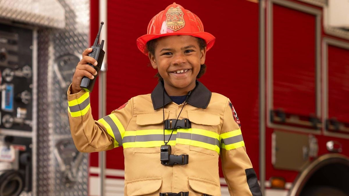 Trẻ em với các bộ trang phục hóa trang Halloween đầy màu sắc và an toàn