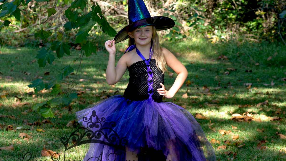 Bé gái hóa trang Halloween thành phù thủy đáng yêu