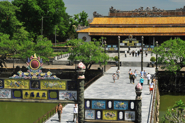 Quang cảnh cầu Tràng Tiền bắc qua sông Hương thơ mộng tại Huế, một biểu tượng kiến trúc lịch sử