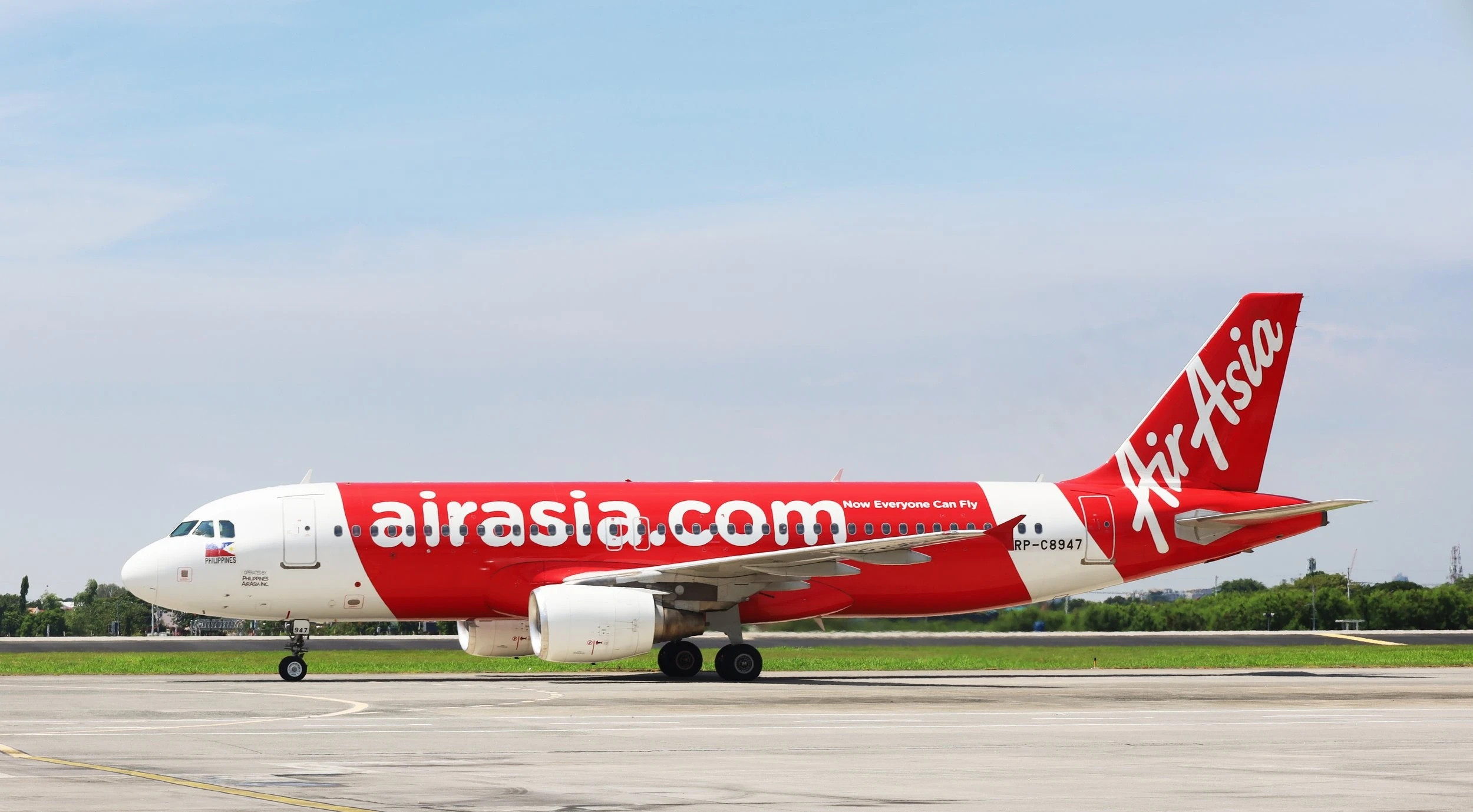 Hành khách check-in tại quầy AirAsia, minh chứng cho việc hãng tiết kiệm chi phí tối đa