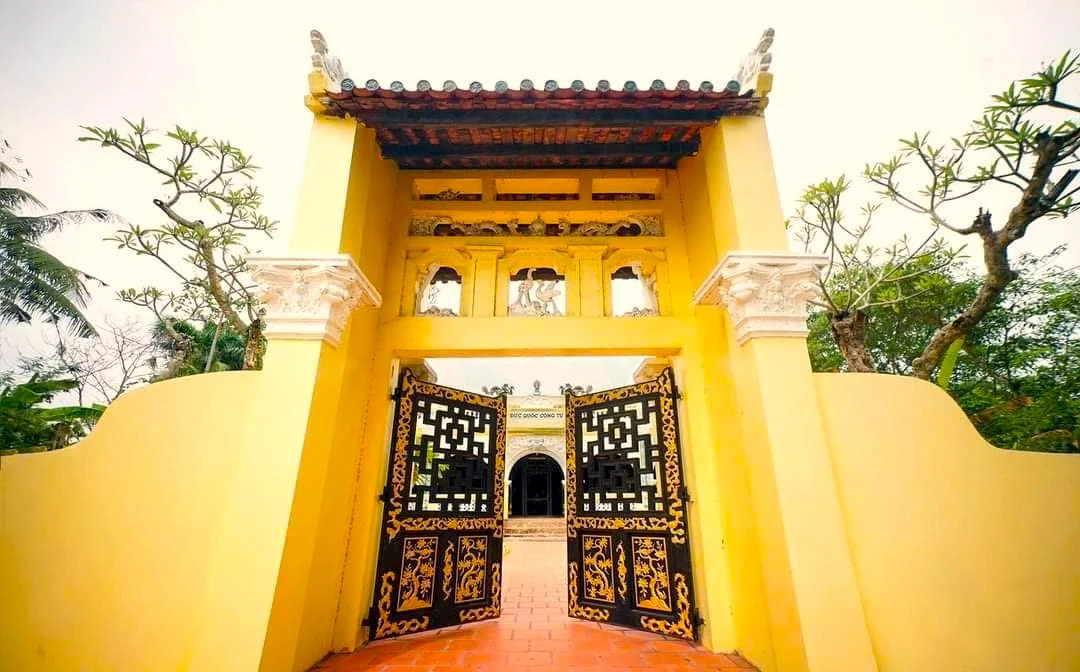 Cổng vào Lăng Hoàng Gia Gò Công, công trình kiến trúc cổ kính