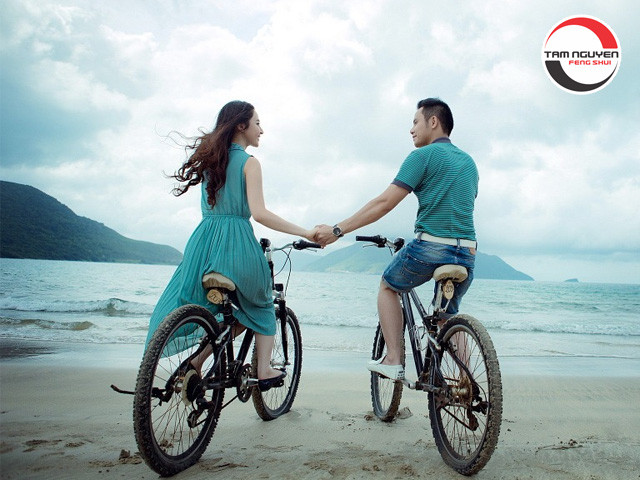 Cặp đôi đang tìm hiểu về bói tuổi vợ chồng và phong thủy hôn nhân