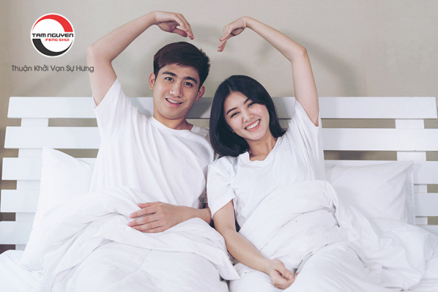 Cặp đôi nắm tay thể hiện sự hòa hợp trong tình yêu và hôn nhân