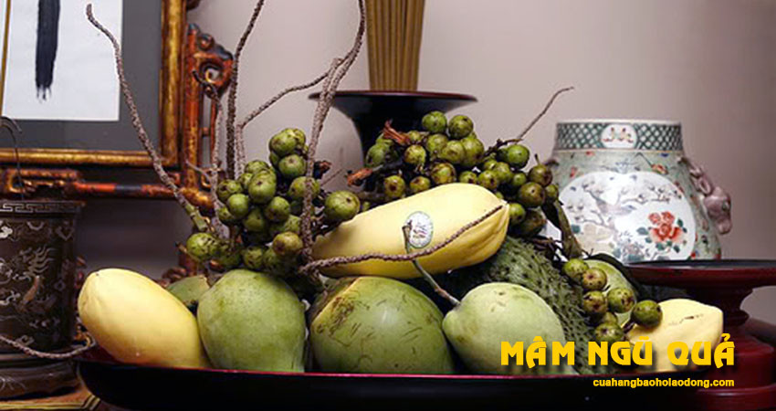 Mâm ngũ quả truyền thống với nhiều loại trái cây đầy màu sắc trên bàn thờ ngày Tết