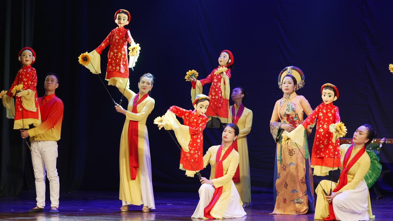 Khán giả quốc tế chụp ảnh tại Nhà hát Múa rối Thăng Long