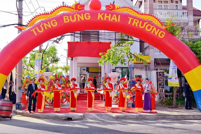 Nghi thức cắt băng khai trương cửa hàng, biểu thị sự khởi đầu thuận lợi