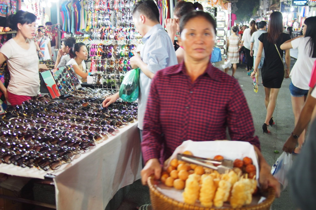 Con phố nhộn nhịp tại khu Phố Cổ Hà Nội